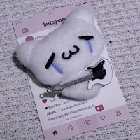 Niedlicher Kopfhörer-Tragender Weißer Katzen-Plüschanhänger Cartoon Weinende Katze Puppe Schlüsselanhänger mit PP-Baumwollfüllung Unisex Kleidungs-Accessoire