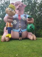 Modèle de cochon gonflable géant au prix d'usine, portant un gilet qui dit « greffe financière corporative » avec souffleur pour exposition