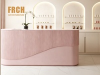 Comptoir de réception moderne pour salon de coiffure, couleur rose poudré, avec chaises courbes roses pour pharmacie