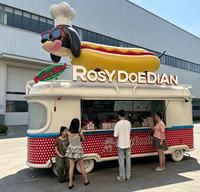 Food Truck de style train, équipé d'une machine à pop-corn, proposant des services de restauration rapide, de barbecue et de hot-dogs lors des événements de carnaval