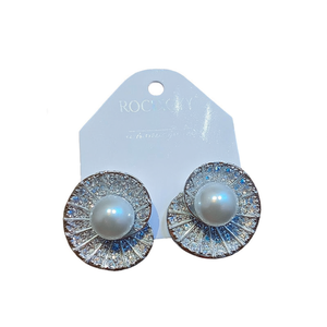 Orecchini a perno Rockcity in oro bianco con perle finte, taglio brillante rotondo, montatura a castone, gioielli classici da donna per feste e occasioni speciali - Product Image 1