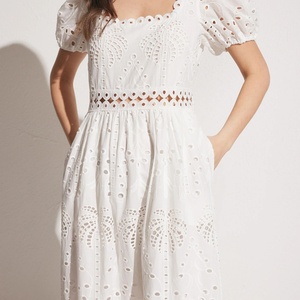 Nouvelle Robe en Coton Blanche Courte à Manches Bouffantes et Broderies en Dentelle Transparente Style Western Élégant pour Femme – Collection 2025 (Vente en Gros) - Product Image 2