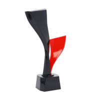 Trophée de bureau Designer Tri-Color Resin Award Noir Rouge Rose Luxe pour décoration de bureau d'art moderne d'entreprise