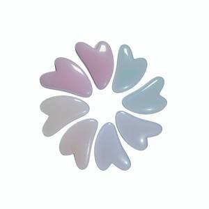 Vente directe usine : Planche de massage en plastique pour le corps, outil de massage en résine en forme de cœur Gua Sha pour le visage - Product Image 1