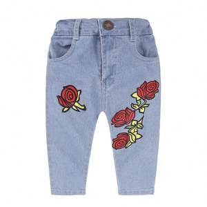 Ensemble 2 pièces pour bébé fille : Haut à volants épaules dénudées à manches longues et Jean en denim à motif floral rose – Tenue d'été pour enfants - Product Image 4