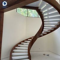 Système d'escalier en arc courbé, marches en pierre naturelle/marbre, construction au design moderne pour résidence