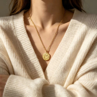 Collier pendentif disque texturé concave-convexe martelé unique, chaîne fine confortable à porter toute la journée pour femme