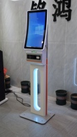 Kiosque de paiement extérieur personnalisé en libre-service avec écran tactile incurvé de 23,6/32 pouces, lecteur de codes-barres NFC/RFID, scanner de codes QR, prise en charge SDK