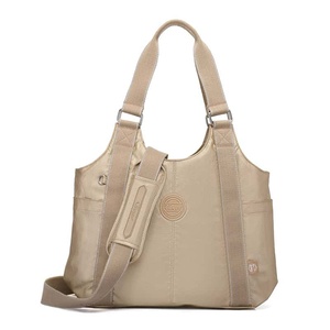 Bolso de Hombro de Nailon Beige, Gran Capacidad, Cierre de Cremallera, Ligero, Informal, para Viajes, para Todas las Temporadas - Product Image 2