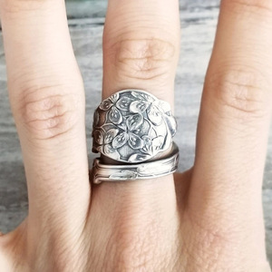 Anello Floreale Scuro per Donne, Gioiello Vintage a Forma di Fiore per Uso Quotidiano e Feste - Product Image 3