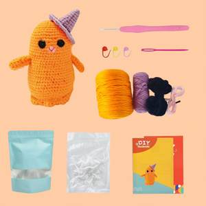 Décoration d'Halloween mignonne en forme de fantôme de couleur orange avec chapeau tissé violet, kit de poupée en crochet DIY en fil à tricoter - Product Image 1