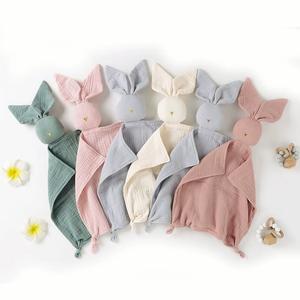 Copertina Comfort con Giocattolo Animale per Neonati 0-3 Anni, Coperta di Sicurezza in Cotone Biologico e Bavaglino - Product Image 1