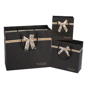 Bolsa de compras de papel de regalo de ropa de Boutique de lujo personalizada con asa de cinta, bolsa de mano mate para venta al por menor, cajas de embalaje de cartón con logotipo