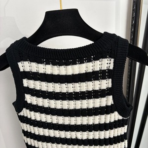 Chaleco de punto de lujo de alta calidad con rayas, aberturas y bordados, ropa de diseñador para mujer - Product Image 3