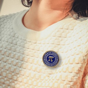 Broche Pi : Badge Formule Mathématique, <span class=keywords><strong>Physique</strong></span> & <span class=keywords><strong>Chimie</strong></span> <span class=keywords><strong>en</strong></span> Alliage avec Clip Arrière et Technique d'Émail Coulant – Cadeau Idéal pour Étudiants - Product Image 3