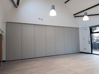 Cloison insonorisée mobile moderne avec opérateur de porte coulissante pour salle de conférence et restaurant, portes pliantes portables
