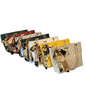 กระเป๋าสะพายไหล่ผู้หญิงทันสมัยและหรูหรา ทำจากวัสดุ PU พร้อมสายสะพายเรียบทรงครึ่งวงกลม คอลเลคชั่น 2025 - Product Image 1