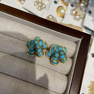 Nuevos pendientes de tuerca de perlas de declaración coreana de gama alta, Nueva joyería de latón dorado con clase, patrón de flores, conjuntos de joyas de circón de piedras preciosas - Product Image 2