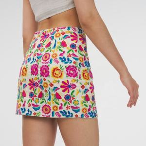 กระโปรงลินินเอวสูงดีไซน์ใหม่จากโรงงานผู้ผลิต (OEM) สำหรับผู้หญิง กระโปรงทรงเอลายปักดอกไม้แบบมินิ - Product Image 2