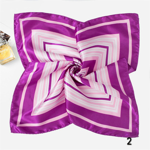 Sciarpa in Raso Viola da Donna con Motivo a Strisce Quadrate Concentriche 90cm per Moda Contemporanea da Ufficio e Elegante Coprispalle - Product Image 1