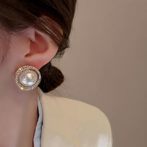 Lateefah Trendy 18K Gold Full Diamonds Zircon <span class=keywords><strong>Twins</strong></span> <span class=keywords><strong>Skeleton</strong></span> Fresh Water Pearl Alloy Stud Earring - Product Image 3