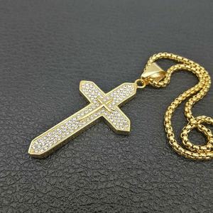 Collar con Colgante de Cruz Religiosa de Oro Sólido de 18K y Acero Inoxidable con Diamantes de Laboratorio Antideslustre, Regalo Cristiano para Hombre - Product Image 3