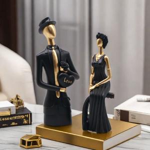 Ornement de personnage moderne et créatif en résine époxy sculptée pour couple marié, idéal pour la maison, le bureau ou le salon - Product Image 3