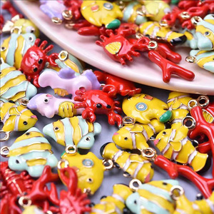 Venta al por mayor Kawaii pez delfín dibujos animados Animal conejo pato esmalte 3D colgante encanto DIY accesorios para la fabricación de joyas - Product Image 3
