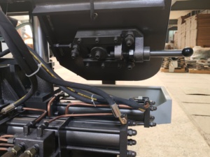 Scie à ruban horizontale robuste GS260 avec moteur d'alimentation automatique pour la découpe industrielle du métal, capacité de 260 mm - Product Image 4