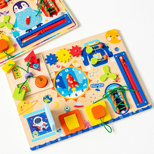 Tableau d'activités en bois UBM Penguin SR-0043 pour enfants de 3 à 6 ans, rose, avec horloge, engrenages, lacets, fermetures éclair, lion, porte, motifs étoiles et arc-en-ciel - Product Image 2