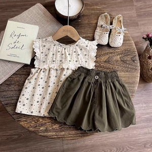 Nuovo Set Abbigliamento <span class=keywords><strong>Bambina</strong></span> 2026 Stile Floreale: Top a Maniche Corte con Piccoli Fiori e <span class=keywords><strong>Pantaloncini</strong></span> Ondulati - Completo Dolce per Neonata - Product Image 3