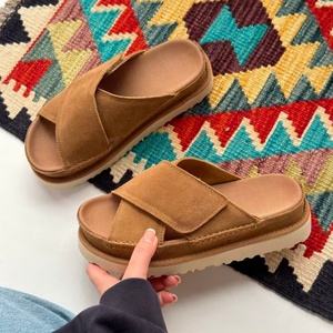 Sandales Birkenstock en daim marron pour l'été, avec broderie croisée et fermeture Velcro, antidérapantes, idéales pour les femmes en tenue décontractée professionnelle. - Product Image 6