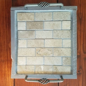 Plateau de service rectangulaire en carreaux avec poignées métalliques, design rétro fait main, motif uni, vaisselle et assiettes - Product Image 1
