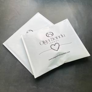 Sobres Acolchados de Papel Kraft Blanco Personalizados para Embalaje de Productos de Cuidado de la Piel/Maquillaje - Product Image 3