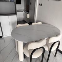 Schicker Minimalistischer Esstisch mit Marmor-Effekt Gesinterter Steinplatte & Gerilltem Bein für Apartments