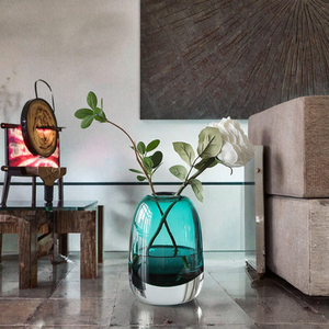 Jarrón de Vidrio Verde Azulado con Rosa Blanca y Hojas Verdes, Moderno Portaflores Decorativo - Product Image 3
