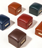 Boîte à bagues carrée en cuir PU de qualité supérieure avec doublure en velours 63*63*58mm Emballage de bijoux de luxe Logo personnalisé