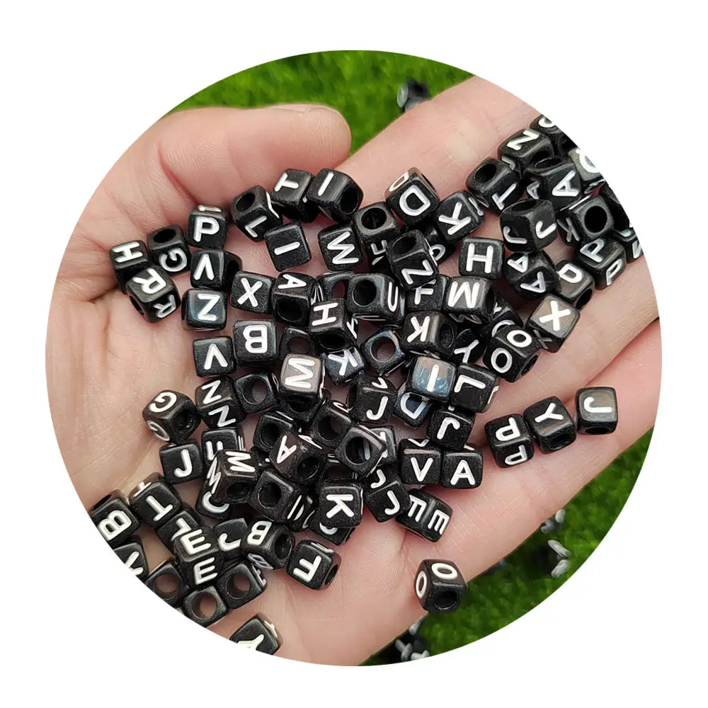 Fabrika toptan 100 adet takı yapma Mini boyutu siyah kare küp alfabe boncuk akrilik beyaz İngilizce harfler dağınık boncuklar