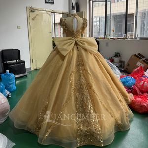 Robe de bal de Quinceañera de luxe Mc029 en tulle doré, longueur ras du sol, richement perlée et scintillante, avec traîne chapelle, volants latéraux drapés et dos en dentelle - Product Image 4