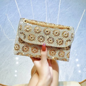Elegante <span class=keywords><strong>Pochette</strong></span> <span class=keywords><strong>da</strong></span> <span class=keywords><strong>Sera</strong></span> <span class=keywords><strong>Argento</strong></span> con Strass Floreali; Borsa a Tracolla con Patta e Catena Rimovibile - Product Image 2