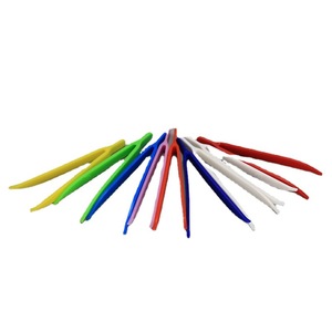 Pinzas de plástico desechables para niños, pinzas de plástico para juguetes, pinzas curvas multicolores, disponibles para venta al por mayor. - Product Image 3