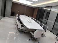 Table de conférence moderne en bois blanc de style science-fiction avec LED, panneau en mélamine E1, pieds en aluminium, garantie 5 ans, haut de gamme pour hôtel et hôpital
