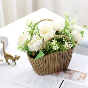 Arreglo de Flores Artificiales en Cesta de Paja, Rosas Blancas, Hojas Verdes, Decoración de Escritorio Interior, Pieza Única, Alta Simulación - Product Image 5