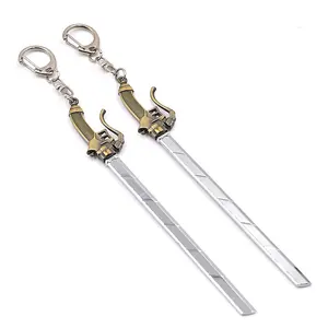 Diseño de moda Metal 15,5 cm espada modelo llavero de Anime Popular Attack on Titan llavero 2 piezas conjunto llave o bolsa Decoración