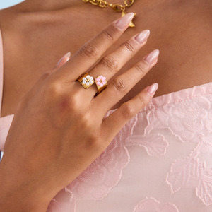 Anillo de perlas para mujer con diseño de flor dorada y engaste de bisel para uso diario - Product Image 3