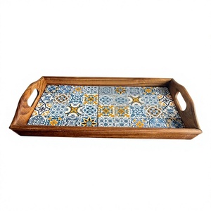 Bandeja rectangular de madera con diseño de azulejos mediterráneos, vajilla decorativa hecha a mano para fiestas, desayunos y cenas. - Product Image 1