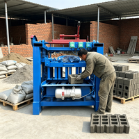 Machine à fabriquer des blocs creux en ciment semi-automatique à faible investissement, ligne de production complète pour la fabrication de briques à petite échelle