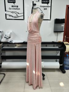 فستان سهرة فاخر SB3681 بتصميم كرة مع فتحة صدر عميقة على شكل V، فستان طويل مثير مفتوح الظهر مع تطريز وشق عالي - Product Image 5