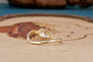 Bague ovale en forme d'infini pour femme, design moderne avec pierre précieuse étincelante, parfaite pour un usage quotidien - Product Image 3