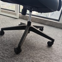 Chaise de bureau ergonomique contemporaine avec appui-tête réglable, accoudoirs en tissu, base en plastique et fonction d'inclinaison verrouillable